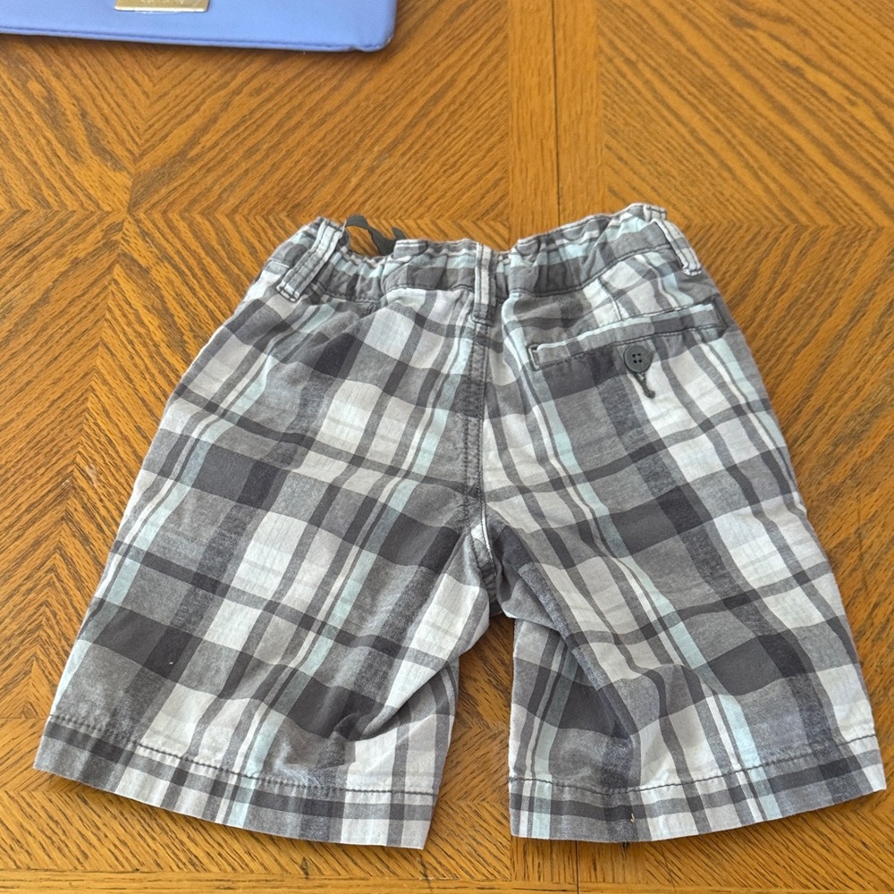 Old Navy Kids Plaid Shorts in Gray and White - Picture 2 of 4